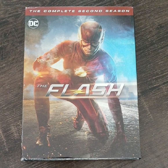 DC The Flash Season 2 DVD with Red and Blue Cover - Picture 1 of 2